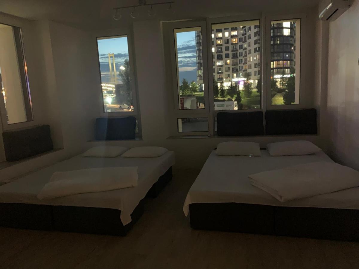 New 3 Rooms Apartment Near The Metro Station 키예프 외부 사진
