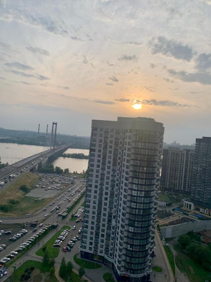 New 3 Rooms Apartment Near The Metro Station 키예프 외부 사진
