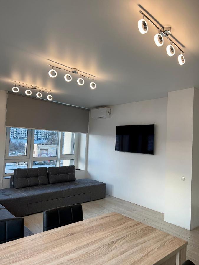 New 3 Rooms Apartment Near The Metro Station 키예프 외부 사진