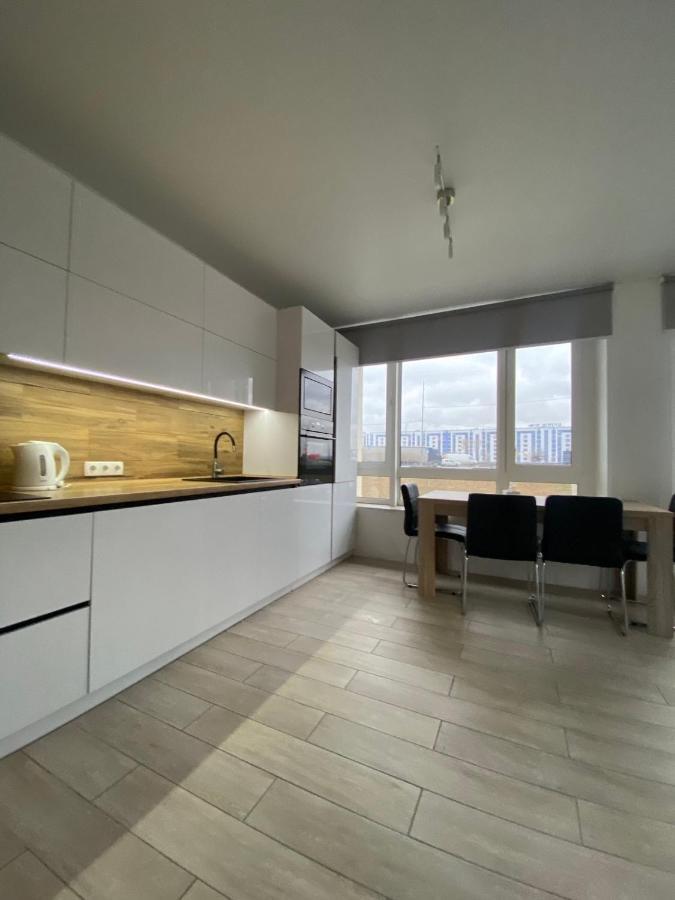 New 3 Rooms Apartment Near The Metro Station 키예프 외부 사진