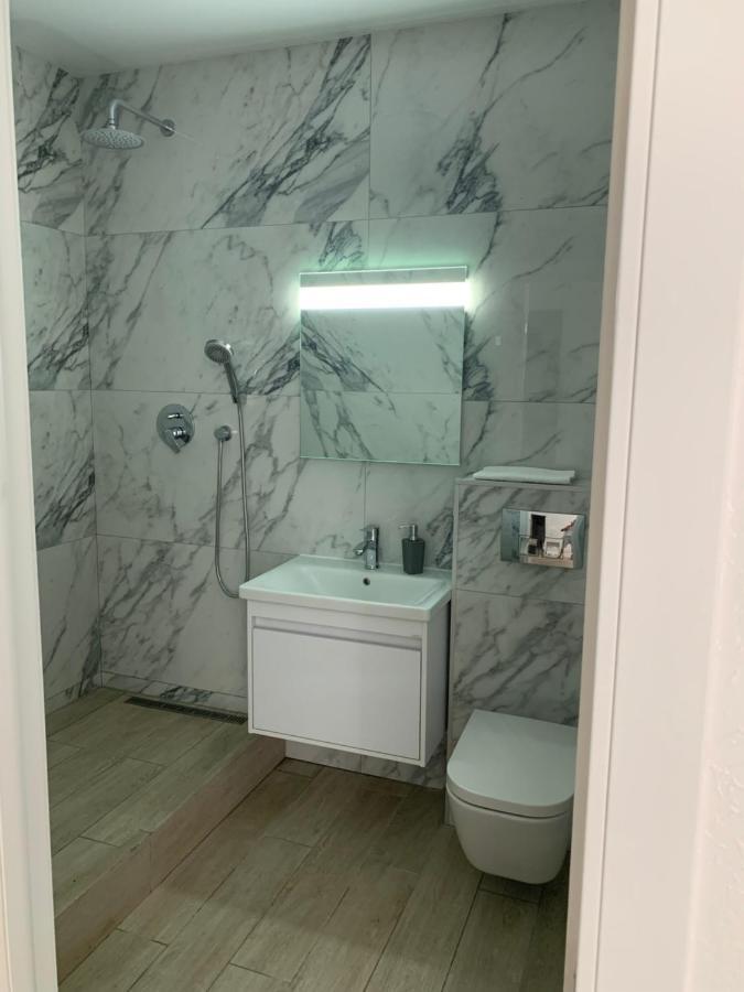 New 3 Rooms Apartment Near The Metro Station 키예프 외부 사진