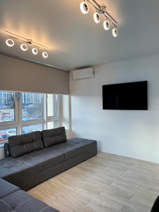 New 3 Rooms Apartment Near The Metro Station 키예프 외부 사진
